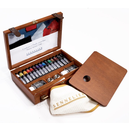 Набор масляных красок в деревянной коробке размером 330х240х80 мм. Для удобства переноски ящик снабжен кожаными ремнями и кожаной ручкой. Компоненты …