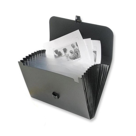Папка портфель-картотека Attache — надежное хранилище для рисунков и документов формата А4. Она изготовлена из прочного пластика черного цвета. Папка…