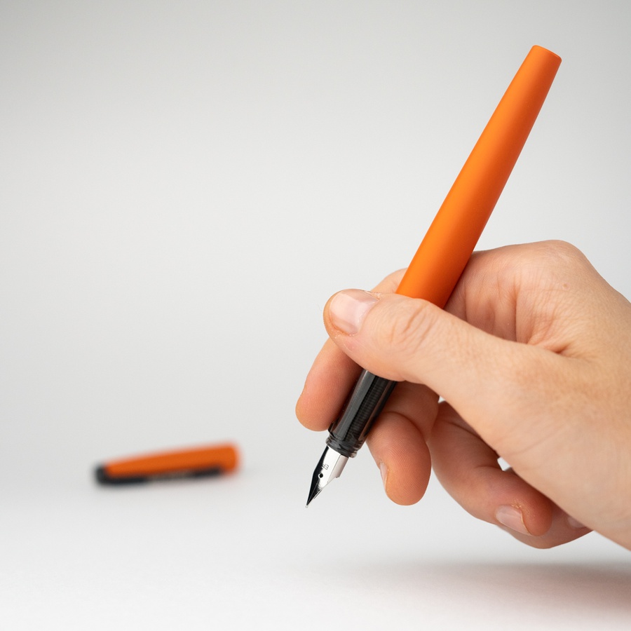изображение Ручка перьевая малевичъ с конвертером, перо ef 0,4 мм, набор с двумя картриджами (индиго, черный), цвет: мандарин