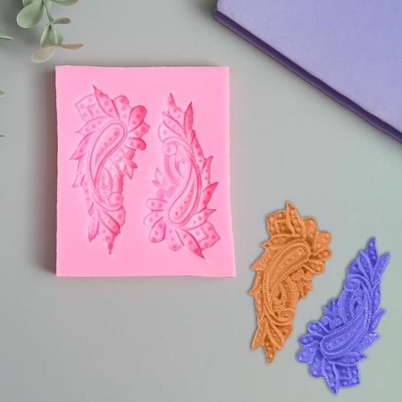 Молд силикон "Восточные огурцы" поможет создать дополнительные декоративные элементы для открытки, фоторамки, альбома. За счет эластичности готовые и…