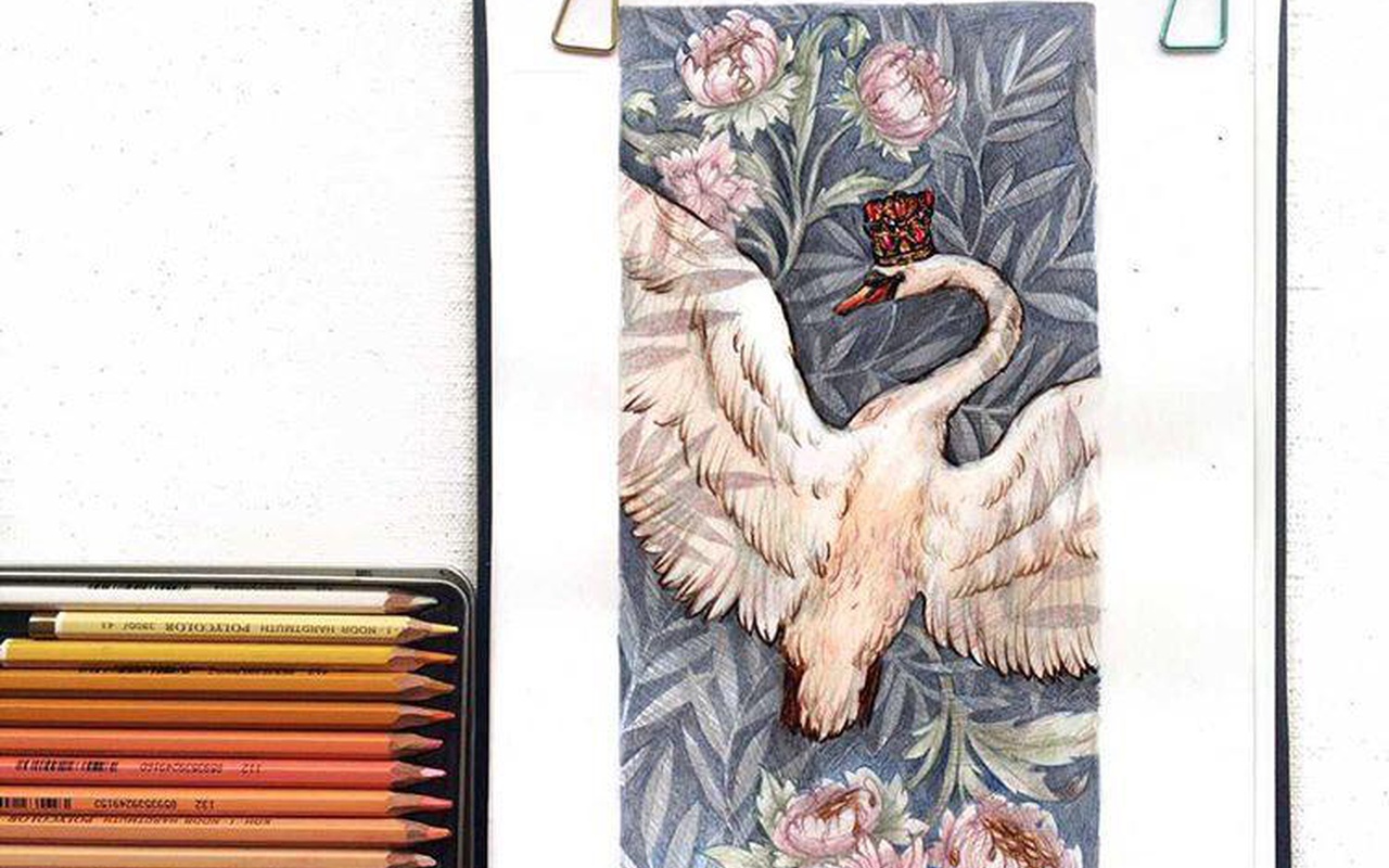 
   В рамках прямого эфира с&nbsp;Ангелиной&nbsp;мы нарисуем стилизованную птицу в стиле модерн. ⁣⁣⠀
⁣⁣⠀
- Используем&nbsp;цветные карандаши&nbsp;разных марок⁣⁣⠀
- Поговорим о техниках работы с цветными карандашами.⁣⁣⠀
- Обсудим, как можно стилизовать птицу или животное, &laquo;одеть&raquo; и п…