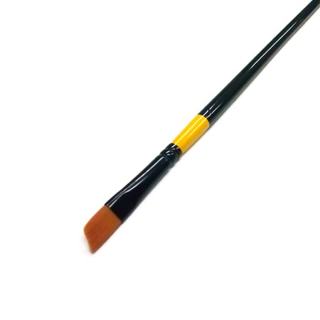 Кисть с синтетическим ворсом скошенной формы. Длинная деревянная ручка обработана защитным лаком, нержавеющая обойма. Упругий синтетический ворс рыже…