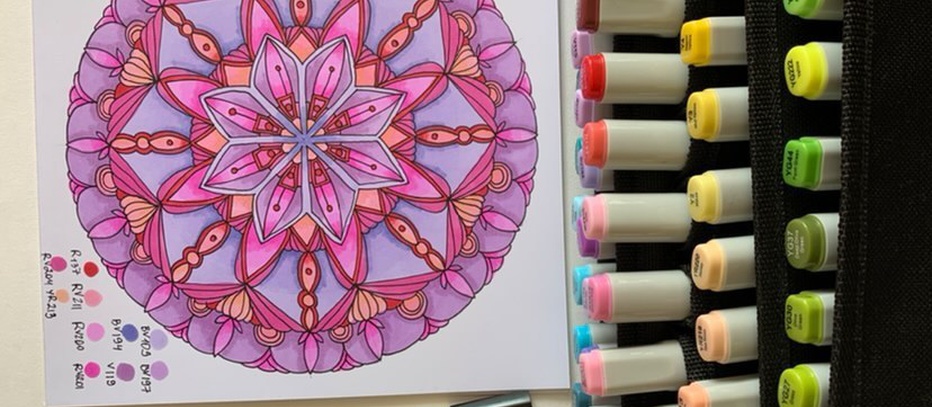     На мастер-классе Ольги Алимовой @matushka_pra вы нарисуете мандалу спиртовыми маркерами в сиренево-розовых тонах.  Для мастер-класса вам понадобятся:   	обычный карандаш , линейка, циркуль и черный линер  	8-10 оттенков спиртовых маркеров или цветных карандашей  	белая гелеевая…