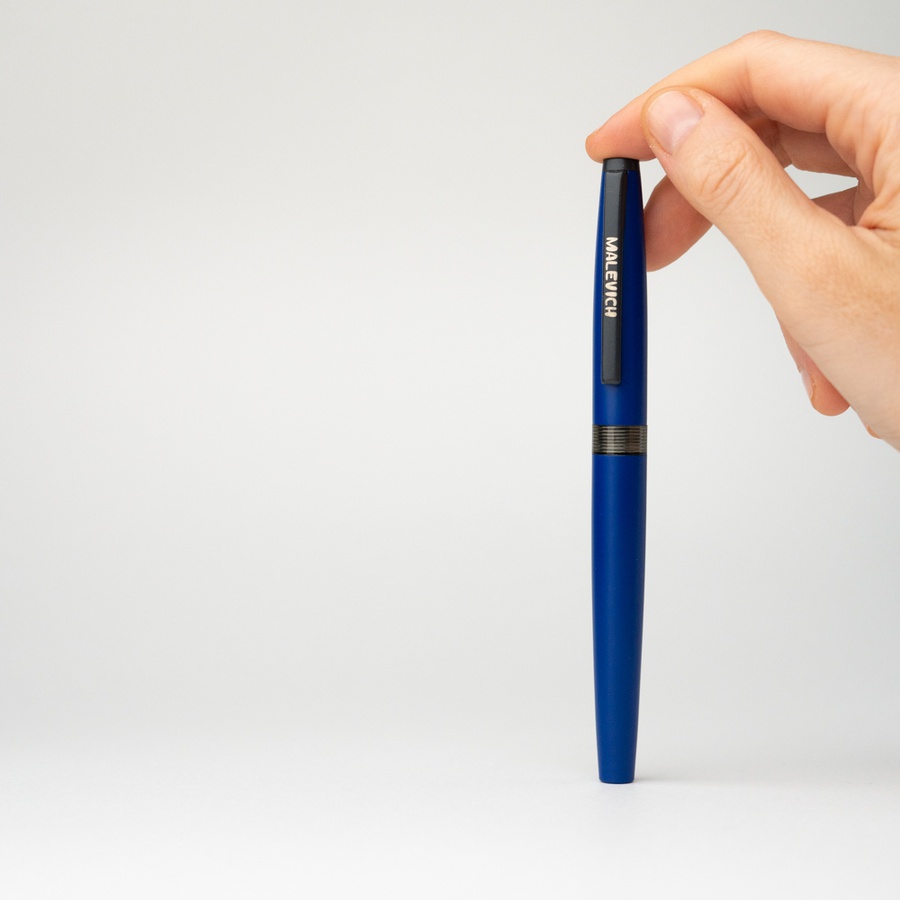фото Ручка перьевая малевичъ с конвертером, перо ef 0,4 мм, набор с двумя картриджами (индиго, черный), цвет: ультрамарин