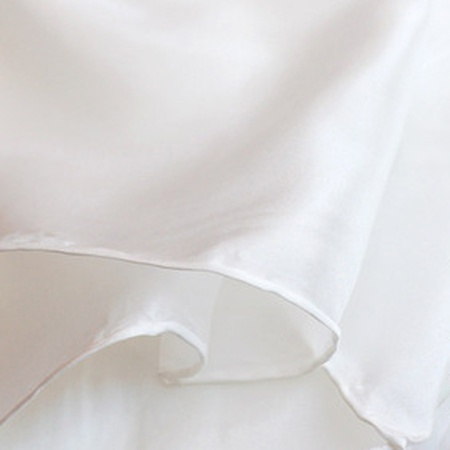 Шелковый платок белого цвета от Сонет ЗХК Невская Палитра предназначен специально для росписи в технике батик. Заготовка для создания уникального акс…