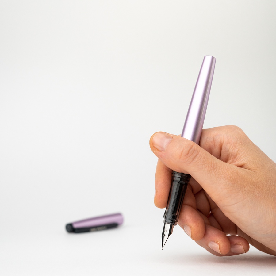 картинка Ручка перьевая малевичъ с конвертером, перо ef 0,4 мм, набор с двумя картриджами (индиго, черный), цвет: сиреневый перламутр