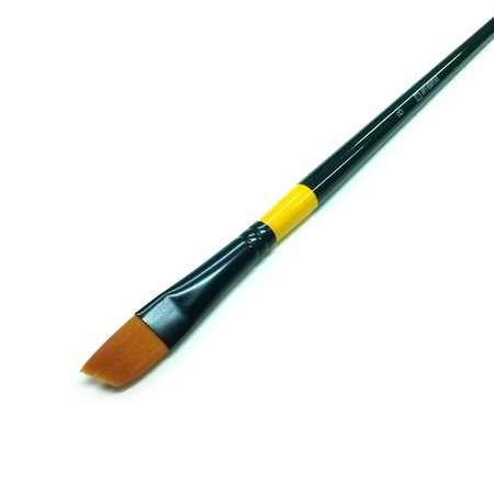 Кисть с синтетическим ворсом скошенной формы. Длинная деревянная ручка обработана защитным лаком, нержавеющая обойма. Упругий синтетический ворс рыже…