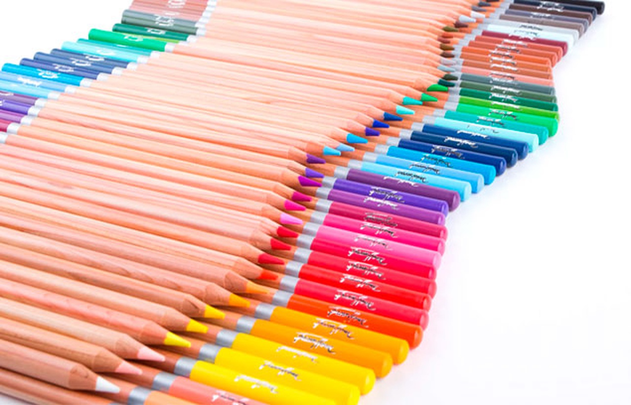 
   Что такое акварельные карандаши и чем они отличаются от цветных и чернильных?

Акварельные&nbsp;карандаши &mdash; это цветные карандаши, в составе грифеля которых находится водорастворимый пигмент. Поэтому при попадании воды на карандашные штрихи получаются акварельные эффекты, а ваш рисунок …
