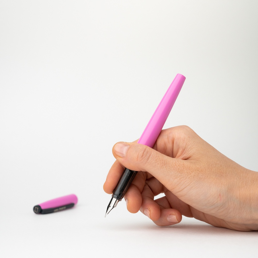 фотография Ручка перьевая малевичъ с конвертером, перо ef 0,4 мм, набор с двумя картриджами (индиго, черный), цвет: розовый