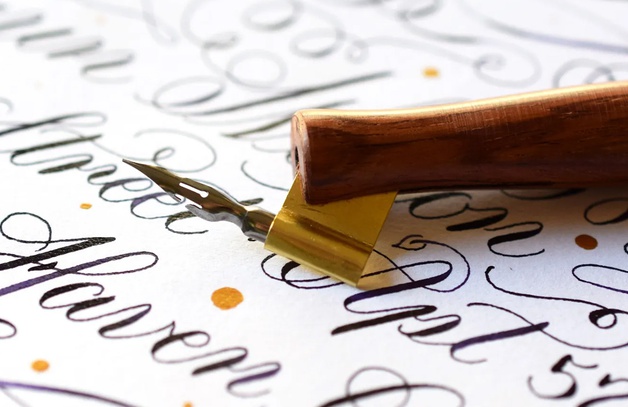


    
        



    
        
            
        
        
            
        
    

    

   Красивое письмо &ndash; это искусство, которому долго учатся. В процессе обучения необходимы специальные инструменты &ndash; бумага, тушь&nbsp;и специальное перо для каллиграфии. Наличие этих соста…