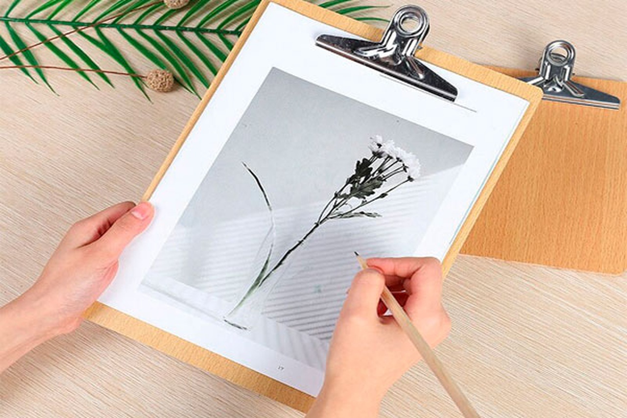 
    Деревянный планшет для рисования является нужным инструментом для художника, без которого обойтись практически невозможно в работе с карандашом, углем или пастелью. Планшет образует твердое основание, сохраняя ровность для мягких материалов, таких как бумага, ткань или картон. Это обеспечивает…